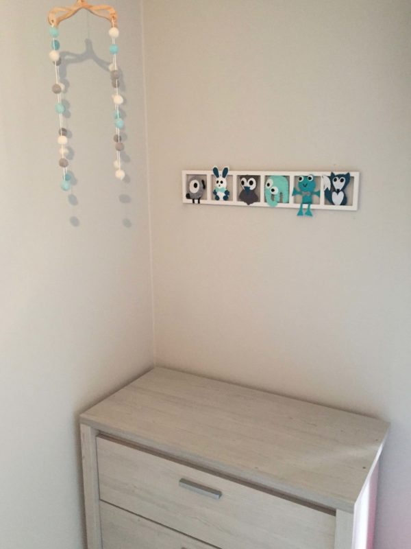 decoration chambre enfant qua turquoise gris. Figurines en feutrine.