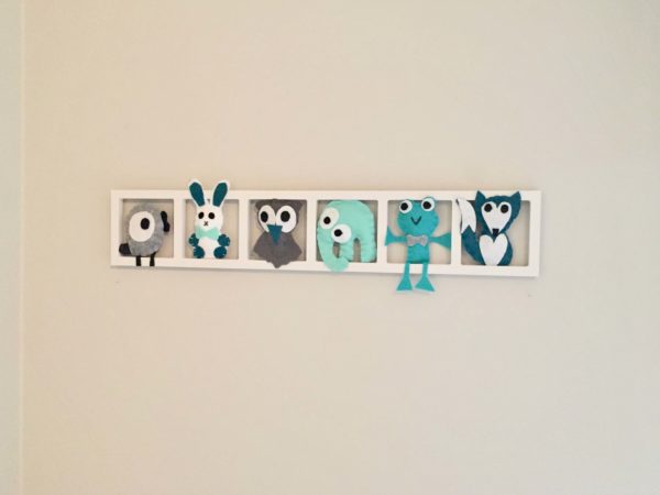 decoration chambre enfant qua turquoise gris. Figurines en feutrine.