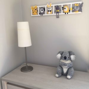 deco chambre rbebe figurines jaune gris