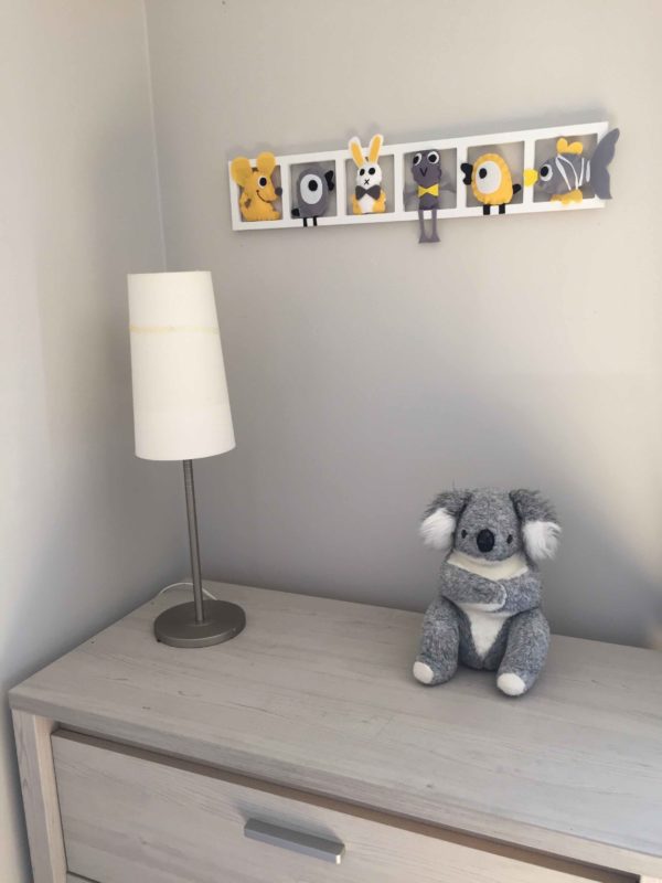 deco chambre rbebe figurines jaune gris