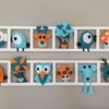 Cadre mural decoration chambre enfant figurines turquoise orange.