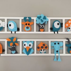 Cadre mural decoration chambre enfant figurines turquoise orange.