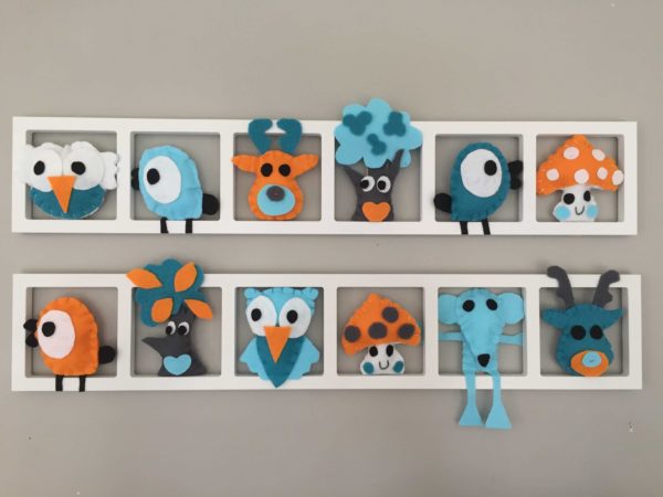 Cadre mural decoration chambre enfant figurines turquoise orange.