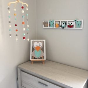 Decoration chambre enfant figurines vert d'eau rouge et orange.