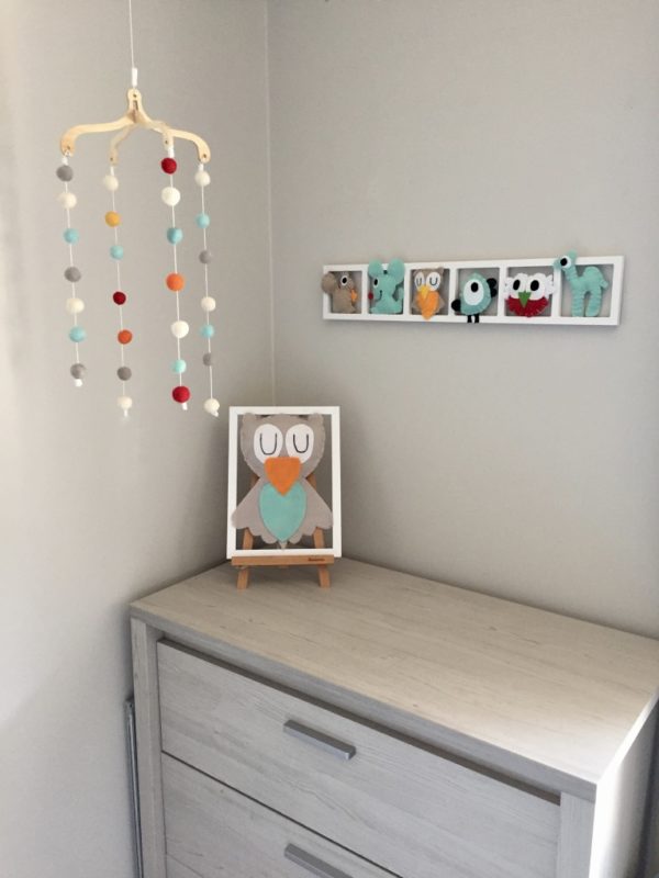 Decoration chambre enfant figurines vert d'eau rouge et orange.