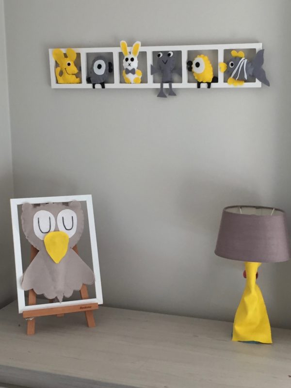 Cadre decoration chambre enfant figurines gris jaune personnalise