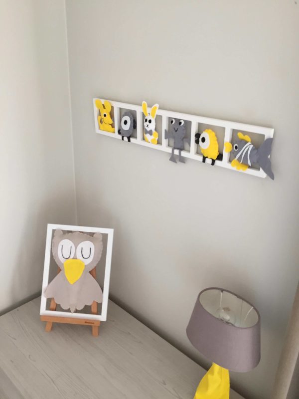 Cadre decoration chambre enfant figurines gris jaune personnalise