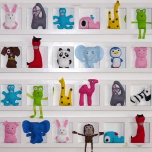 cadre mural décoratif pour chambre de bebe. Figurines en feutrine animaux multicolore.