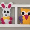 cadre murale deco chambre fille avec figurines jaune et mauve. Tortue hibou, lapin