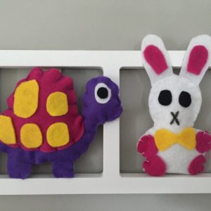 cadre murale deco chambre fille avec figurines jaune et mauve. Tortue hibou, lapin