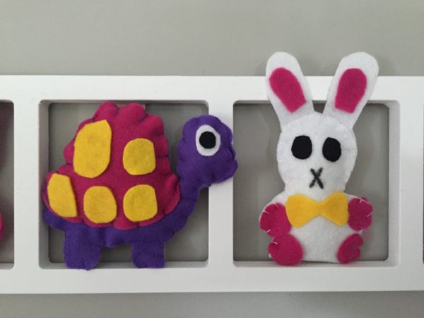 cadre murale deco chambre fille avec figurines jaune et mauve. Tortue hibou, lapin