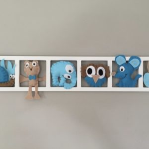 Cadre mural decoration chambre enfant avec figurines animaux taupe beige turquoise. Cadeau de naissance original.