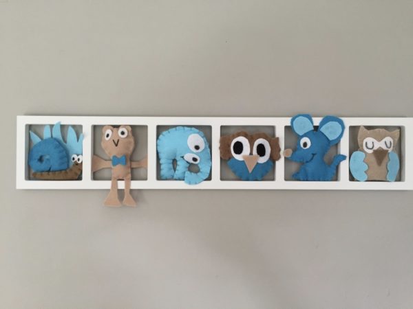 Cadre mural decoration chambre enfant avec figurines animaux taupe beige turquoise. Cadeau de naissance original.